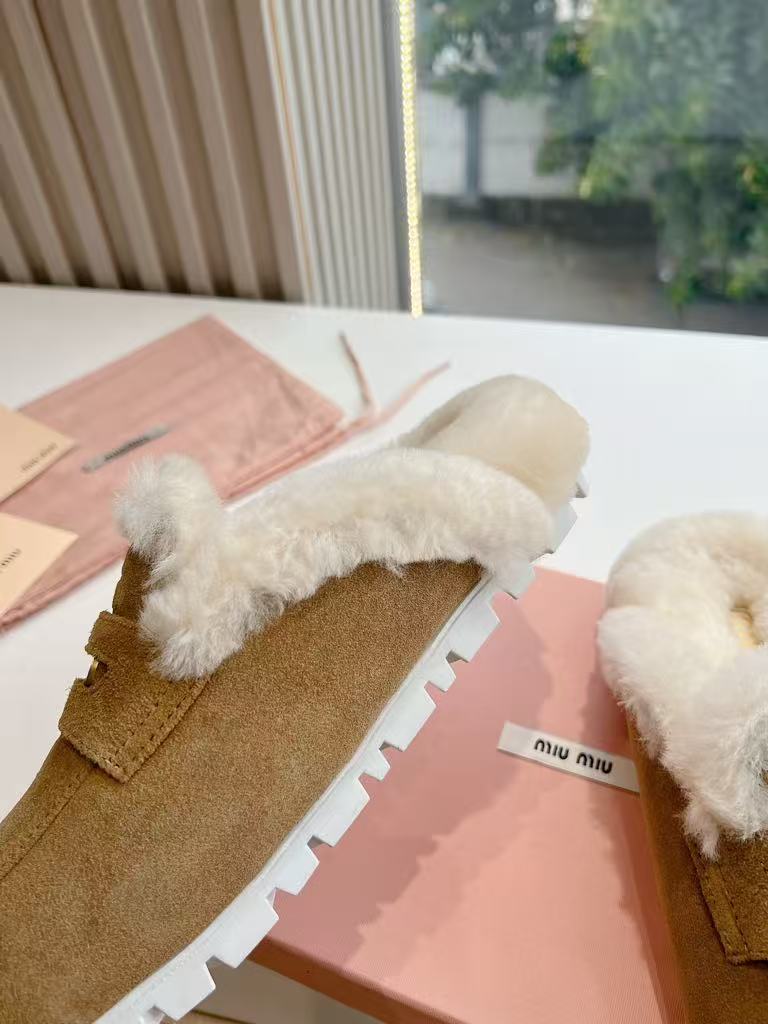 Thick-soled, British-style, closed-toe slippers