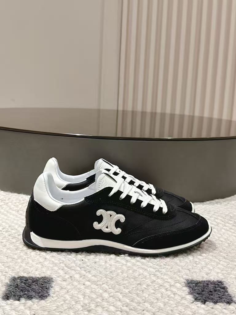 Low-top sneakers