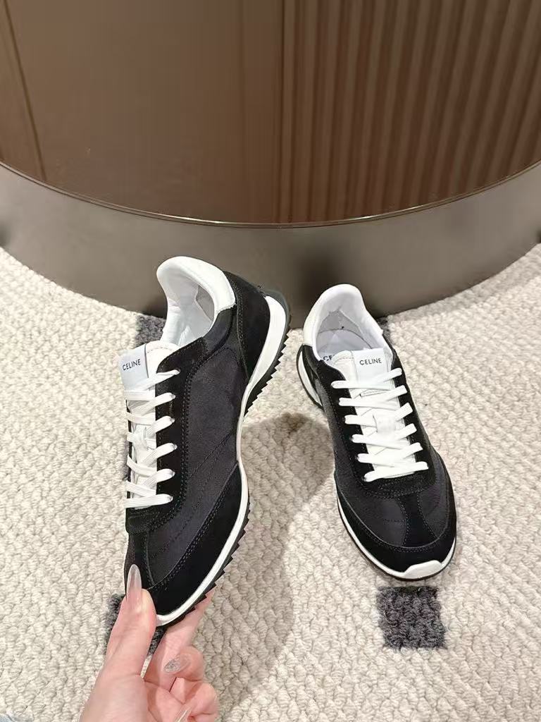Low-top sneakers