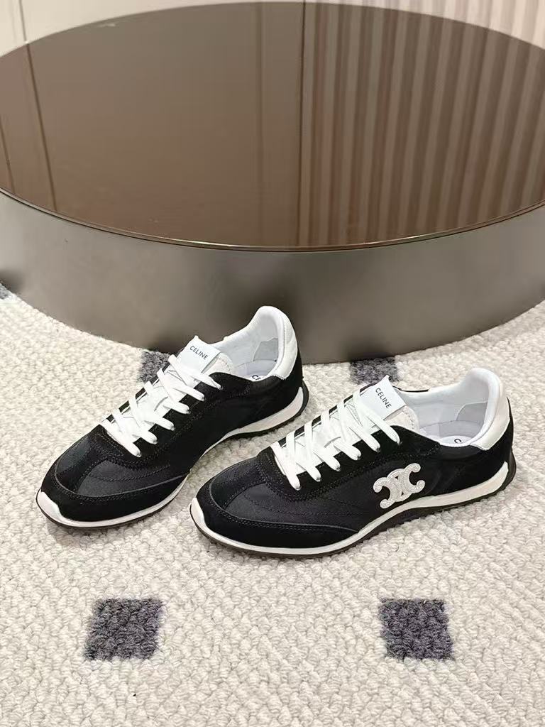 Low-top sneakers
