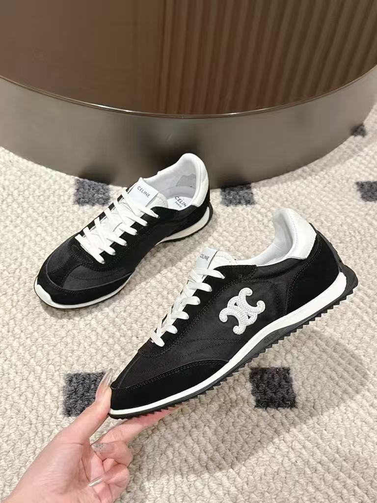 Low-top sneakers