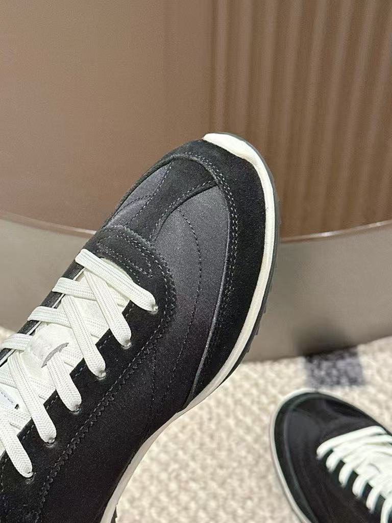 Low-top sneakers