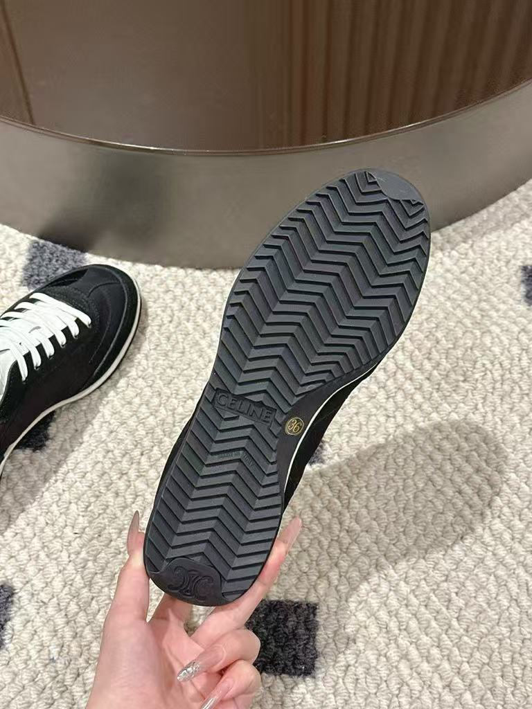 Low-top sneakers