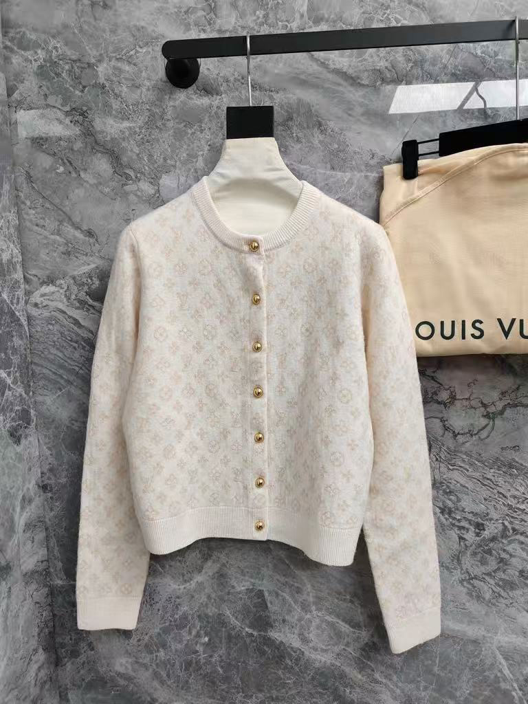 Classic slimming cardigan