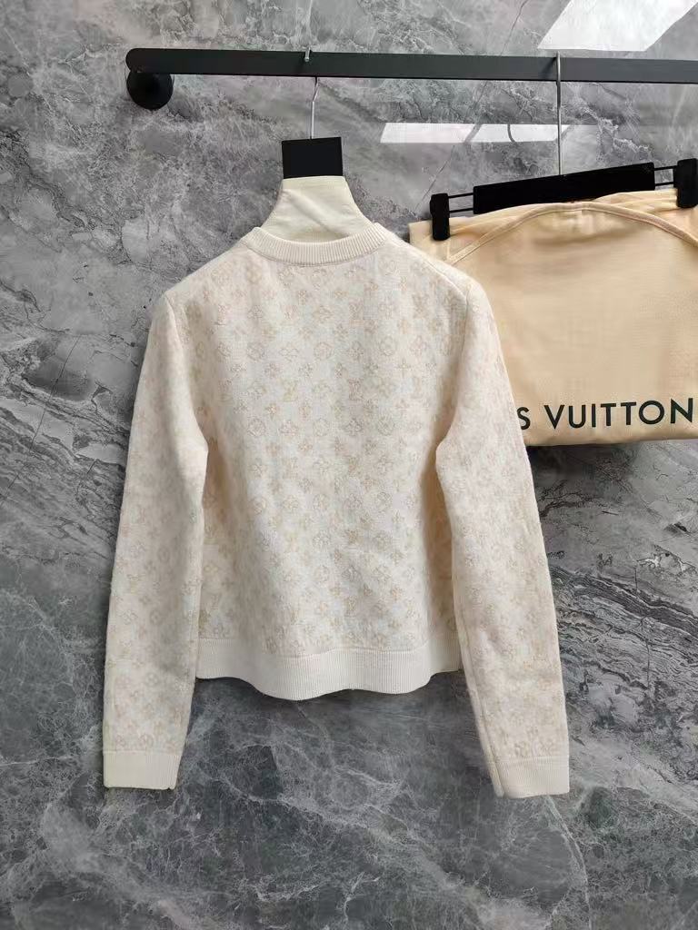 Classic slimming cardigan
