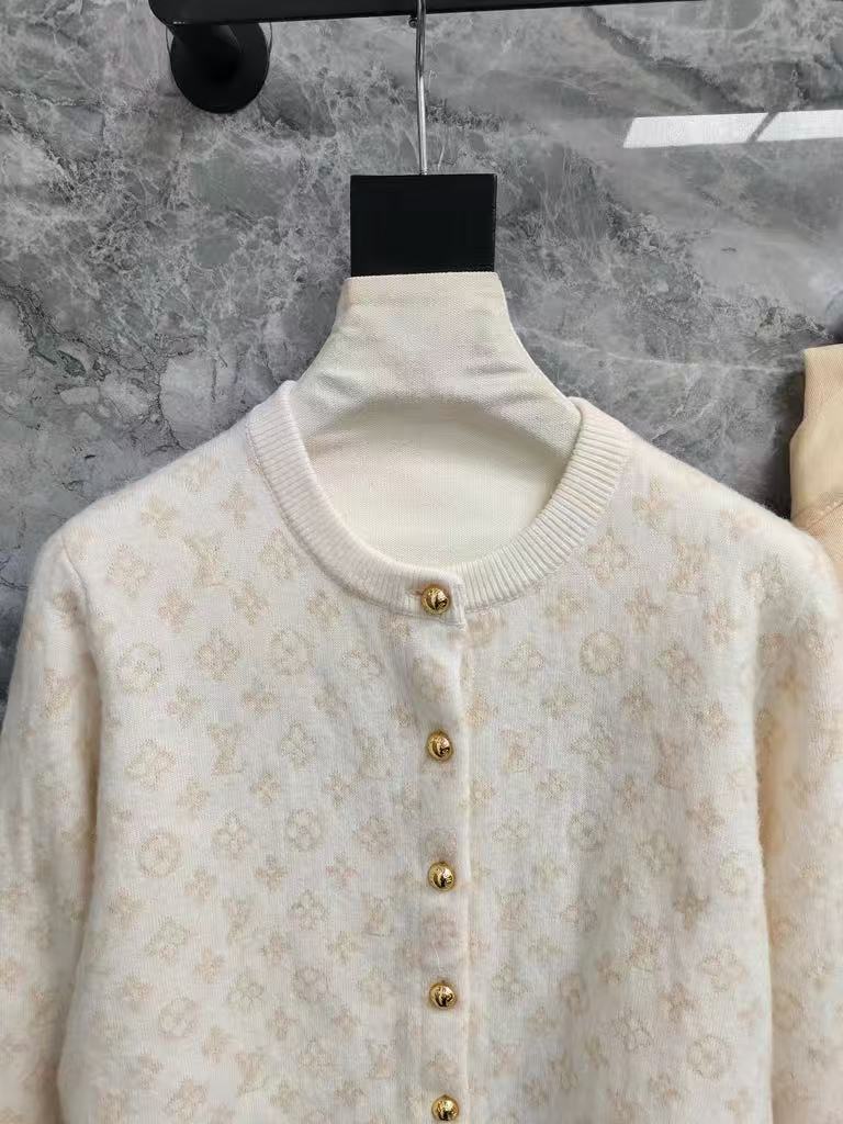 Classic slimming cardigan