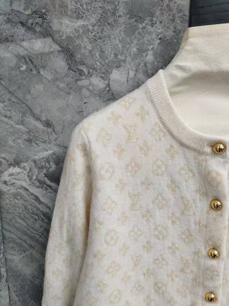 Classic slimming cardigan