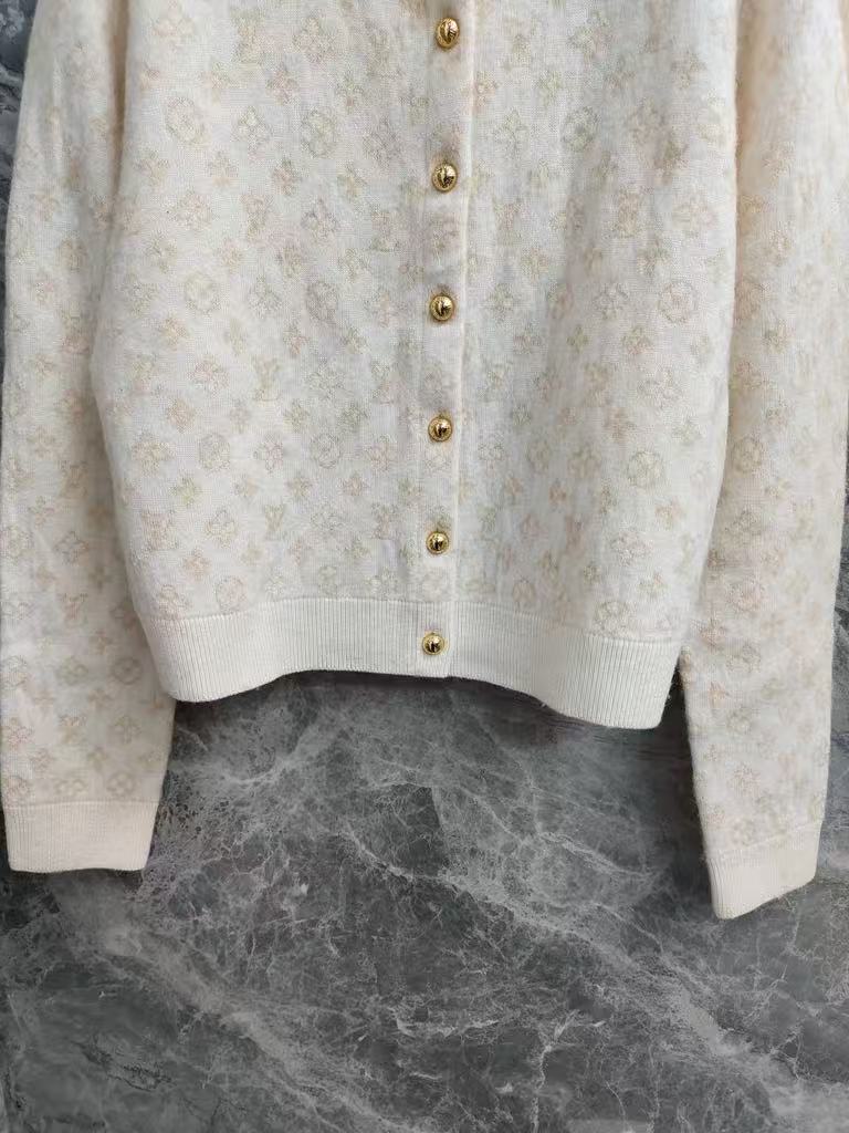 Classic slimming cardigan