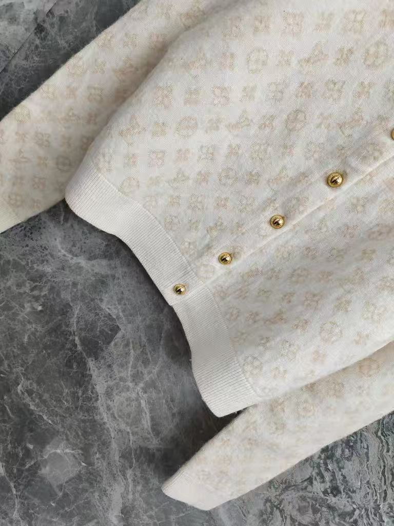 Classic slimming cardigan