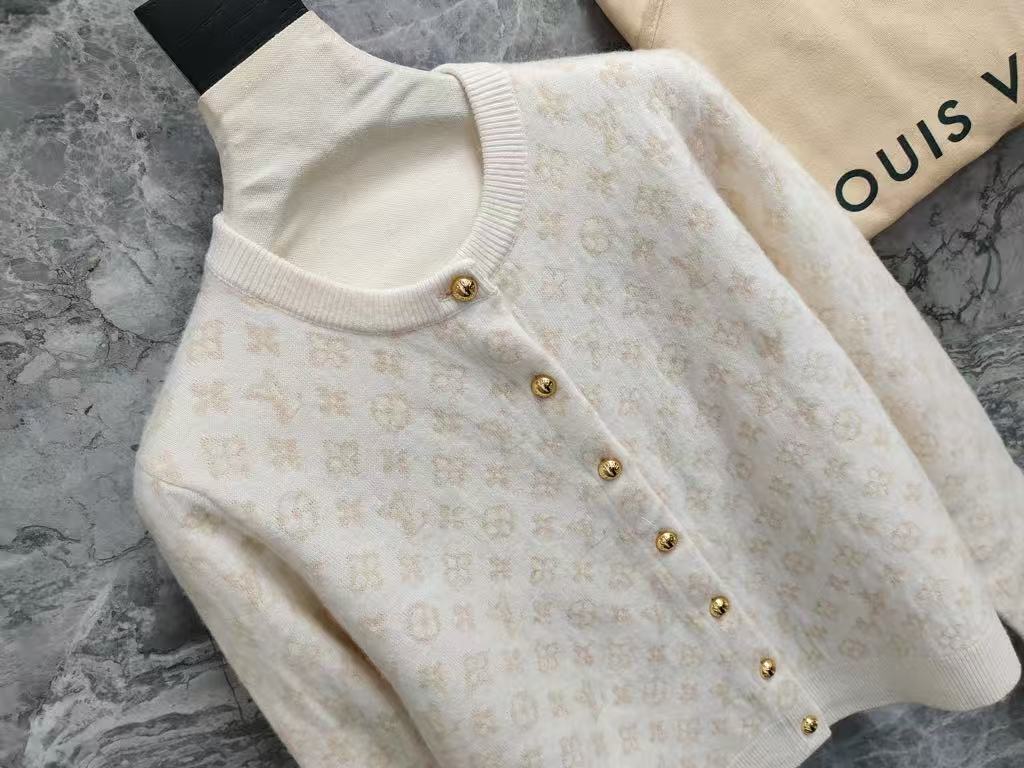 Classic slimming cardigan