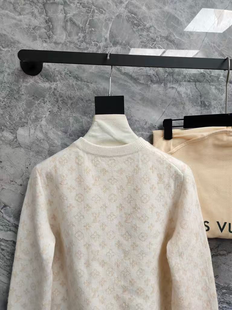 Classic slimming cardigan