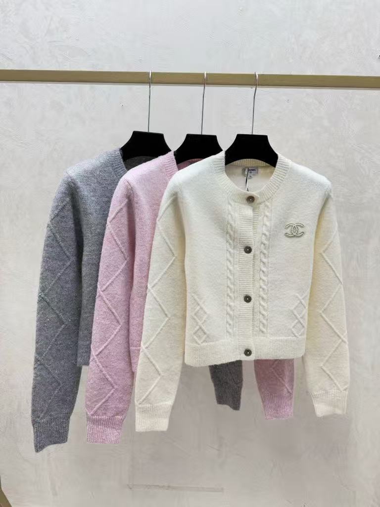 26NEW Embroidered Cardigan