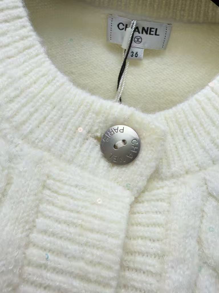 26NEW Embroidered Cardigan