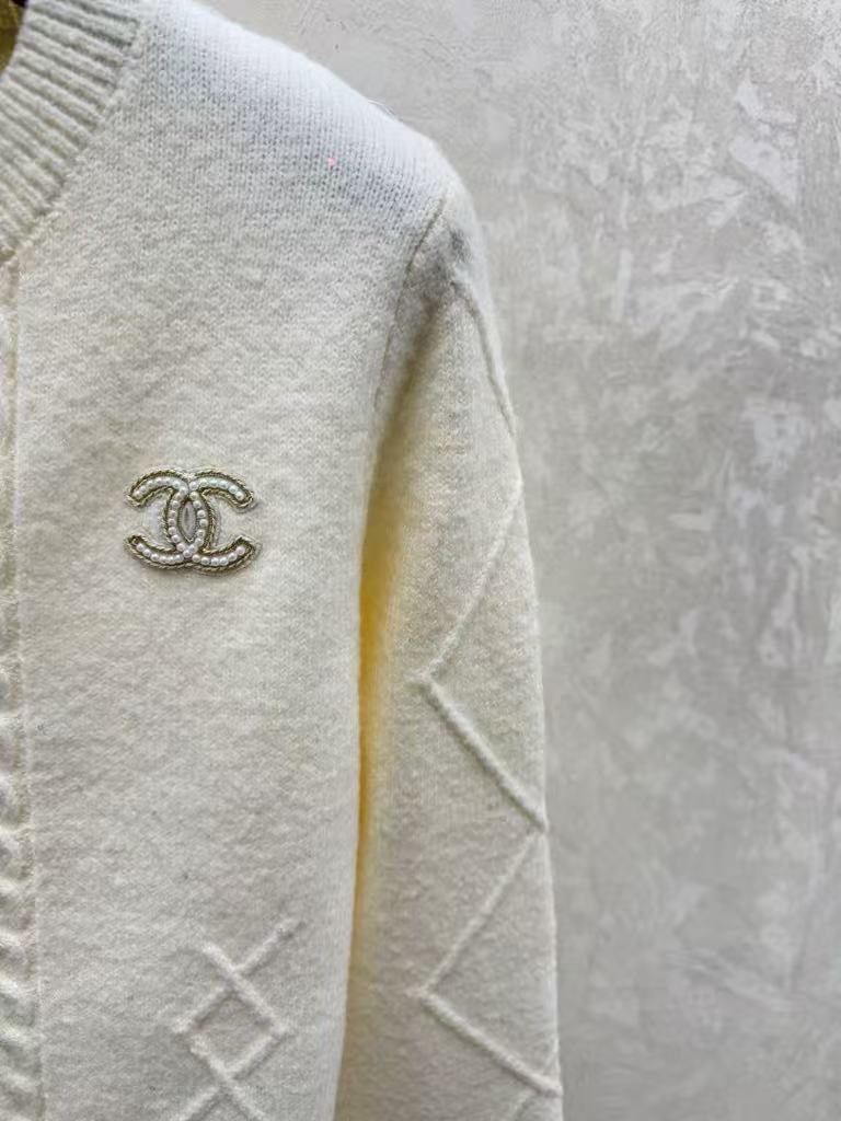 26NEW Embroidered Cardigan