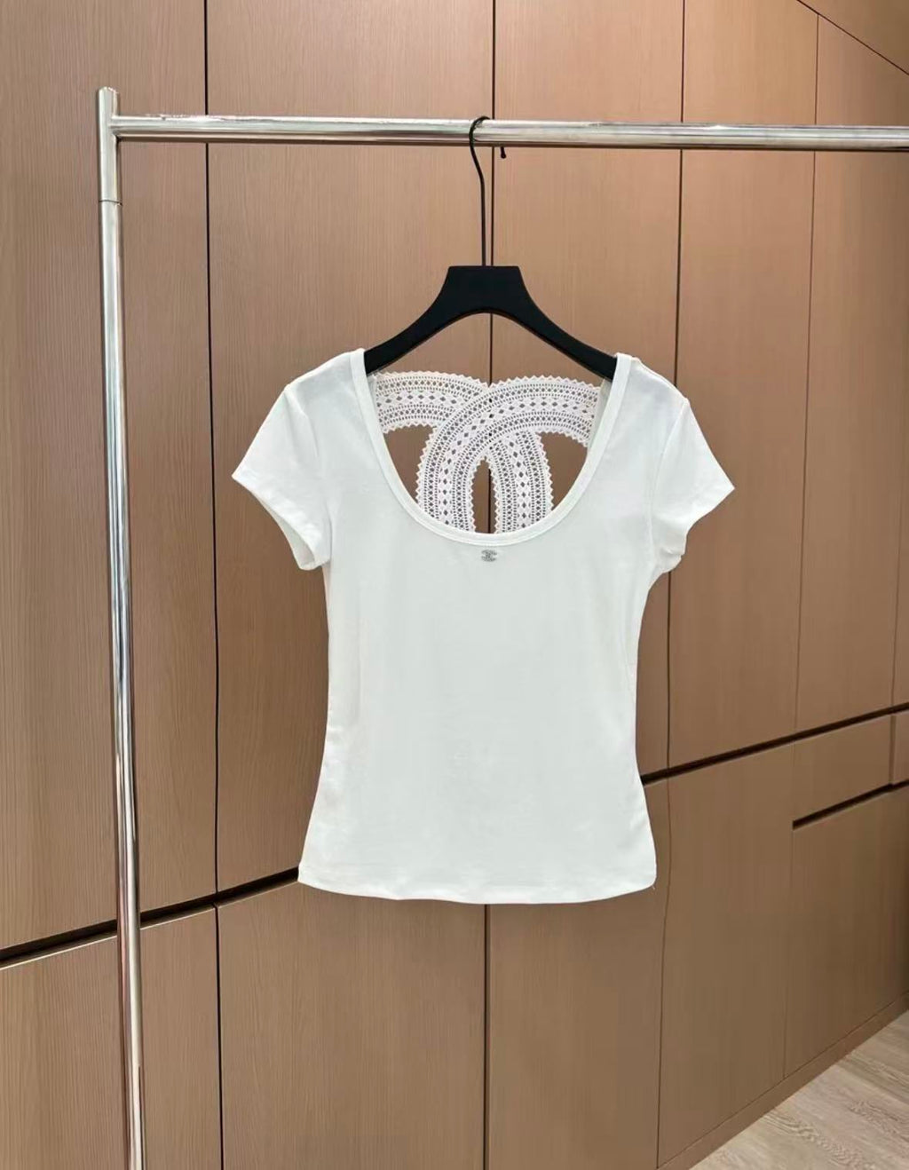 White short-sleeved T-shirt