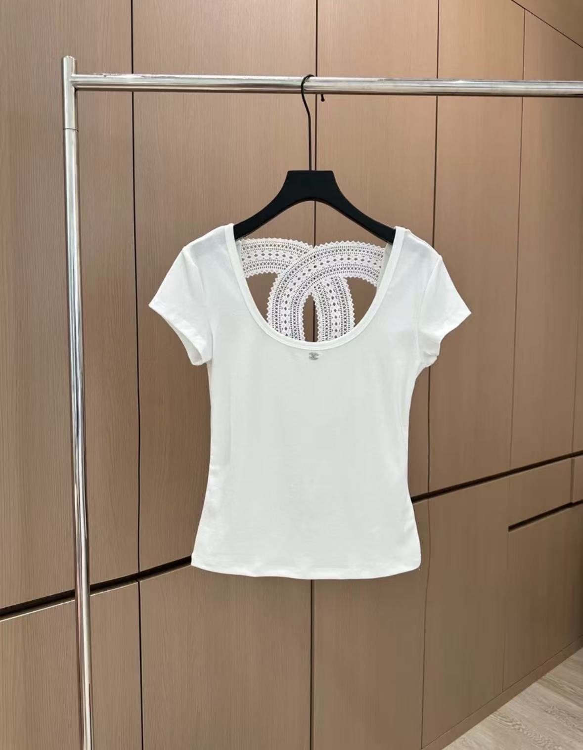 White short-sleeved T-shirt