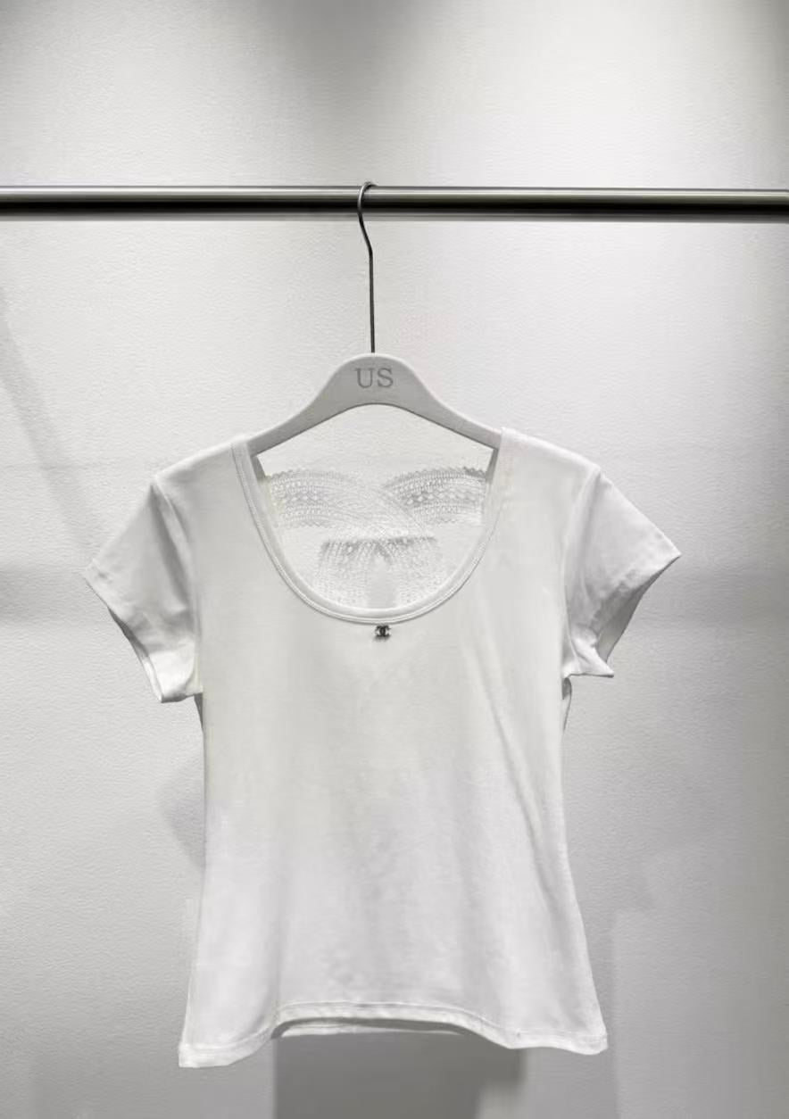 White short-sleeved T-shirt