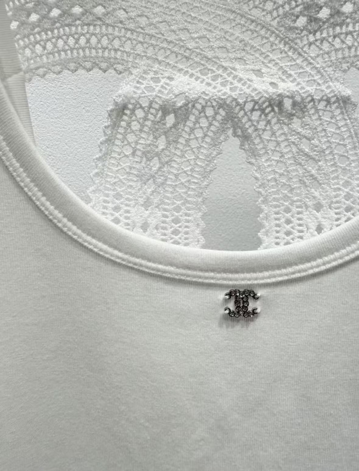 White short-sleeved T-shirt