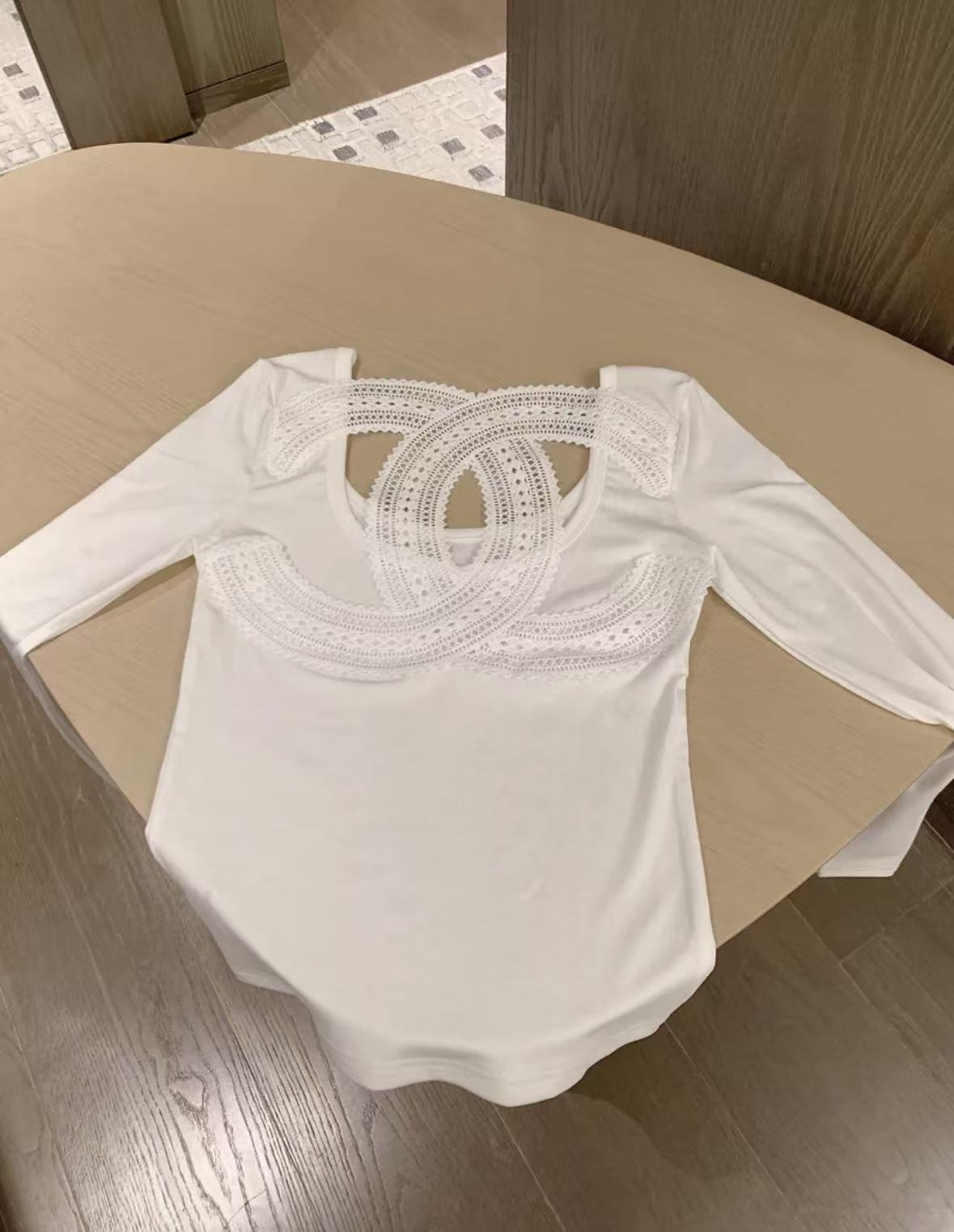 White short-sleeved T-shirt