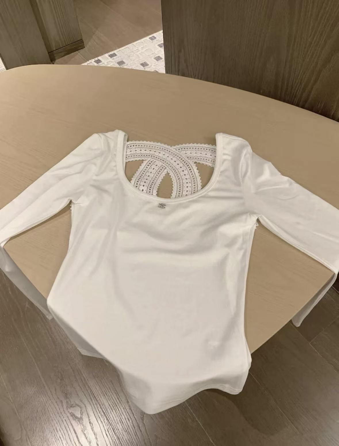 White short-sleeved T-shirt