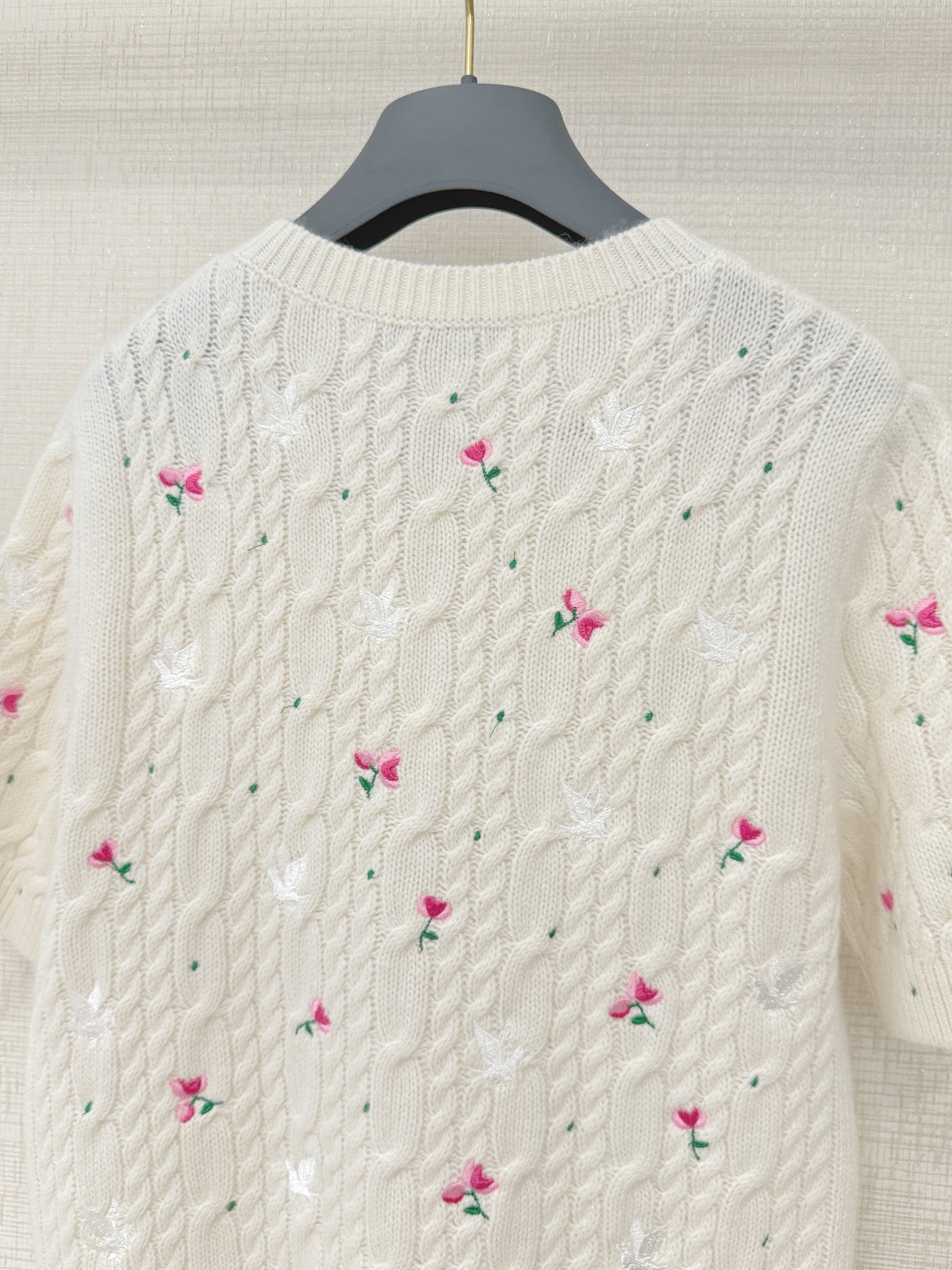 26NEW Round Neck Rose Floral Knit Cardigan