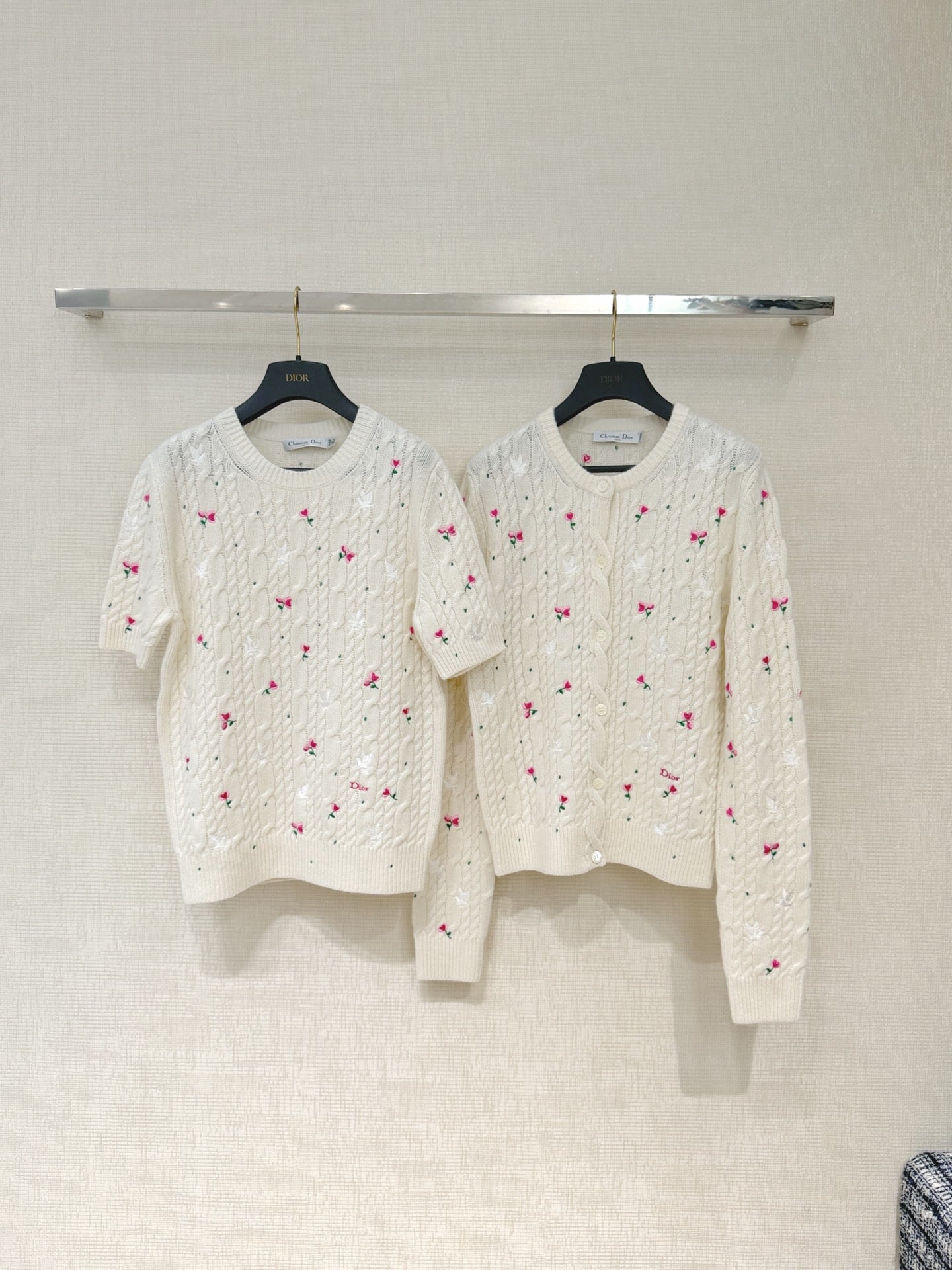26NEW Round Neck Rose Floral Knit Cardigan