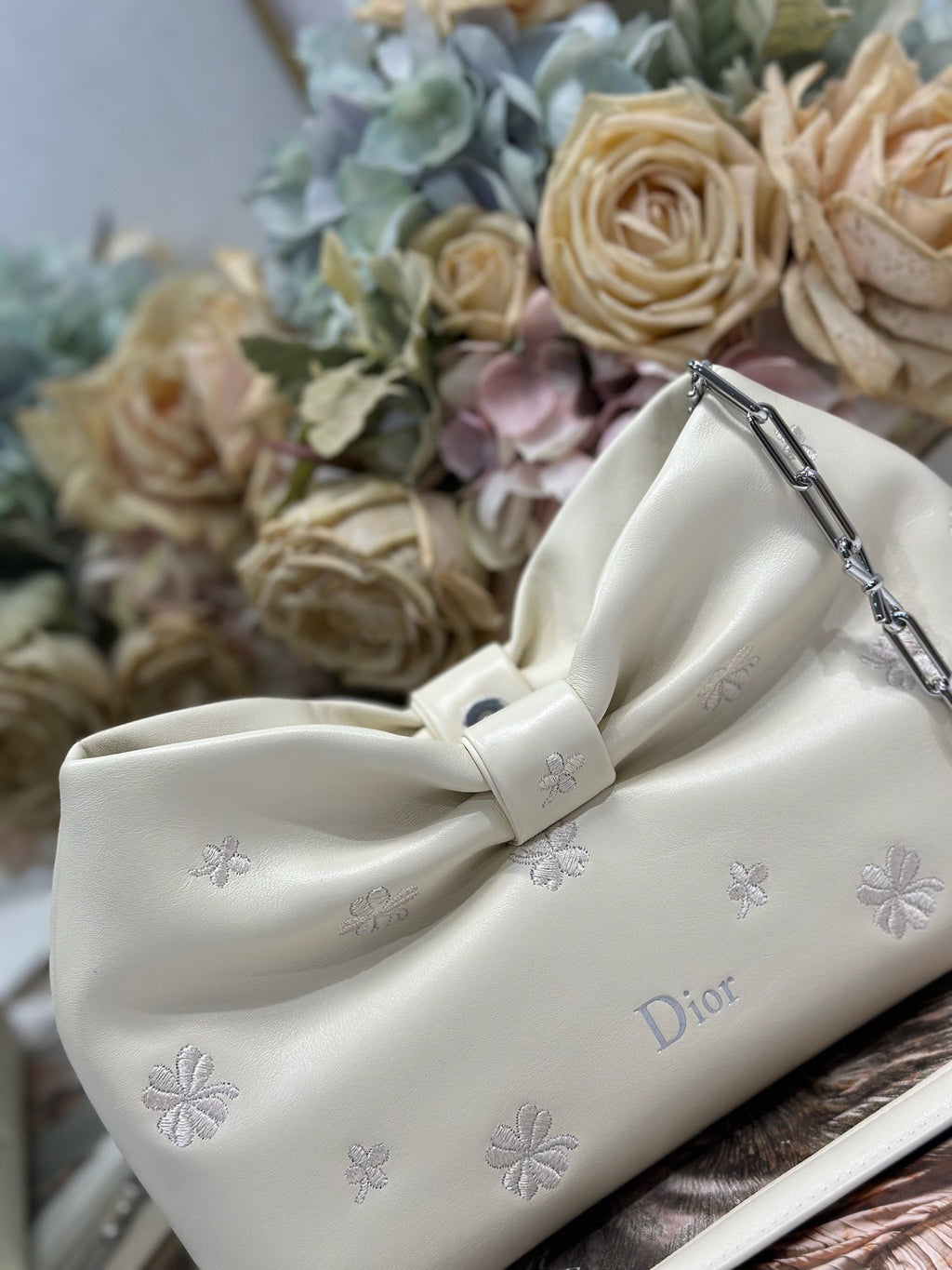 2026 Spring/Summer New Handbag Design: Embroidered with Light Gold Chain