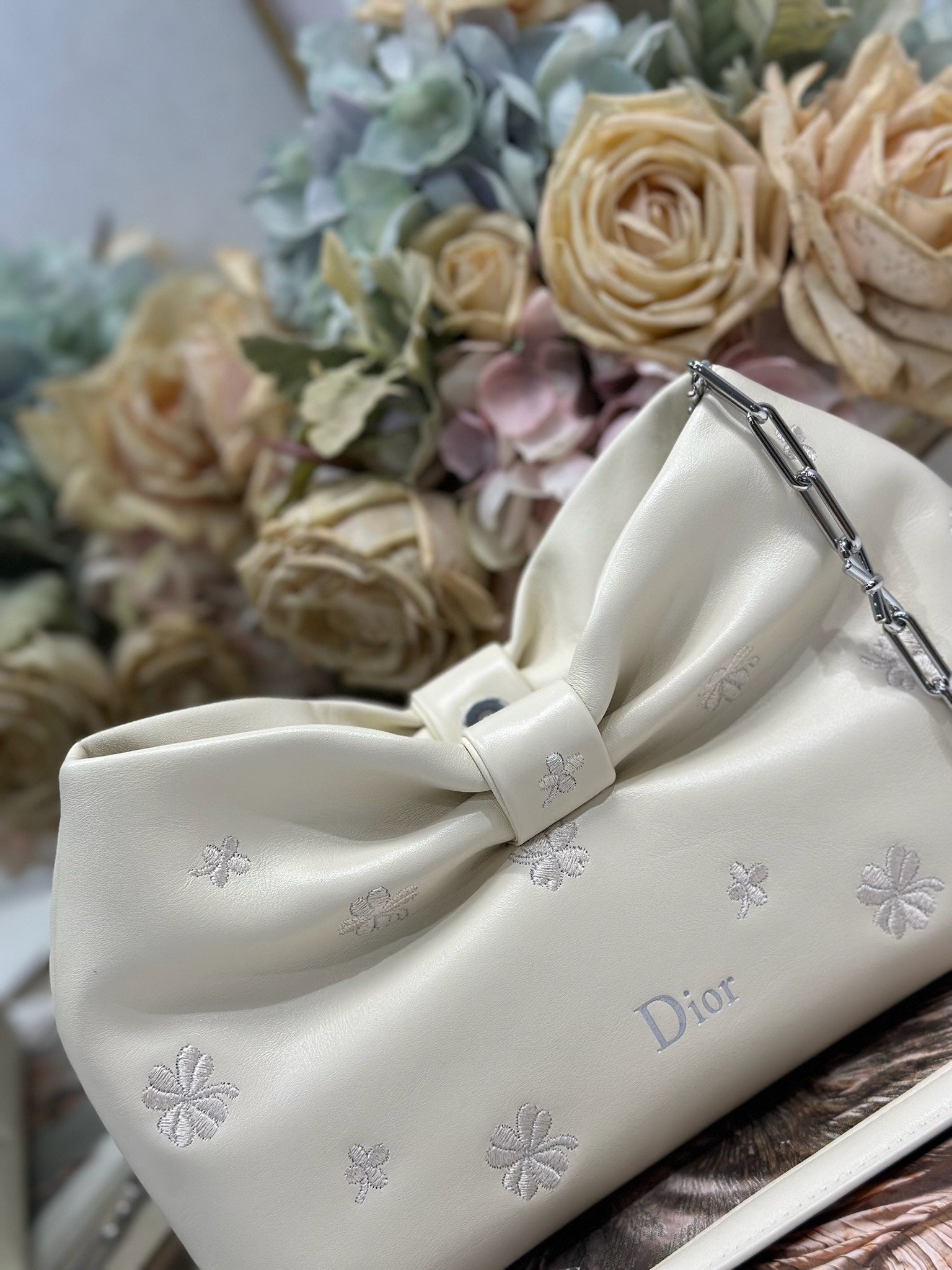 2026 Spring/Summer New Handbag Design: Embroidered with Light Gold Chain