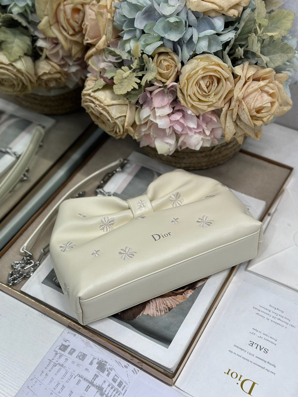 2026 Spring/Summer New Handbag Design: Embroidered with Light Gold Chain
