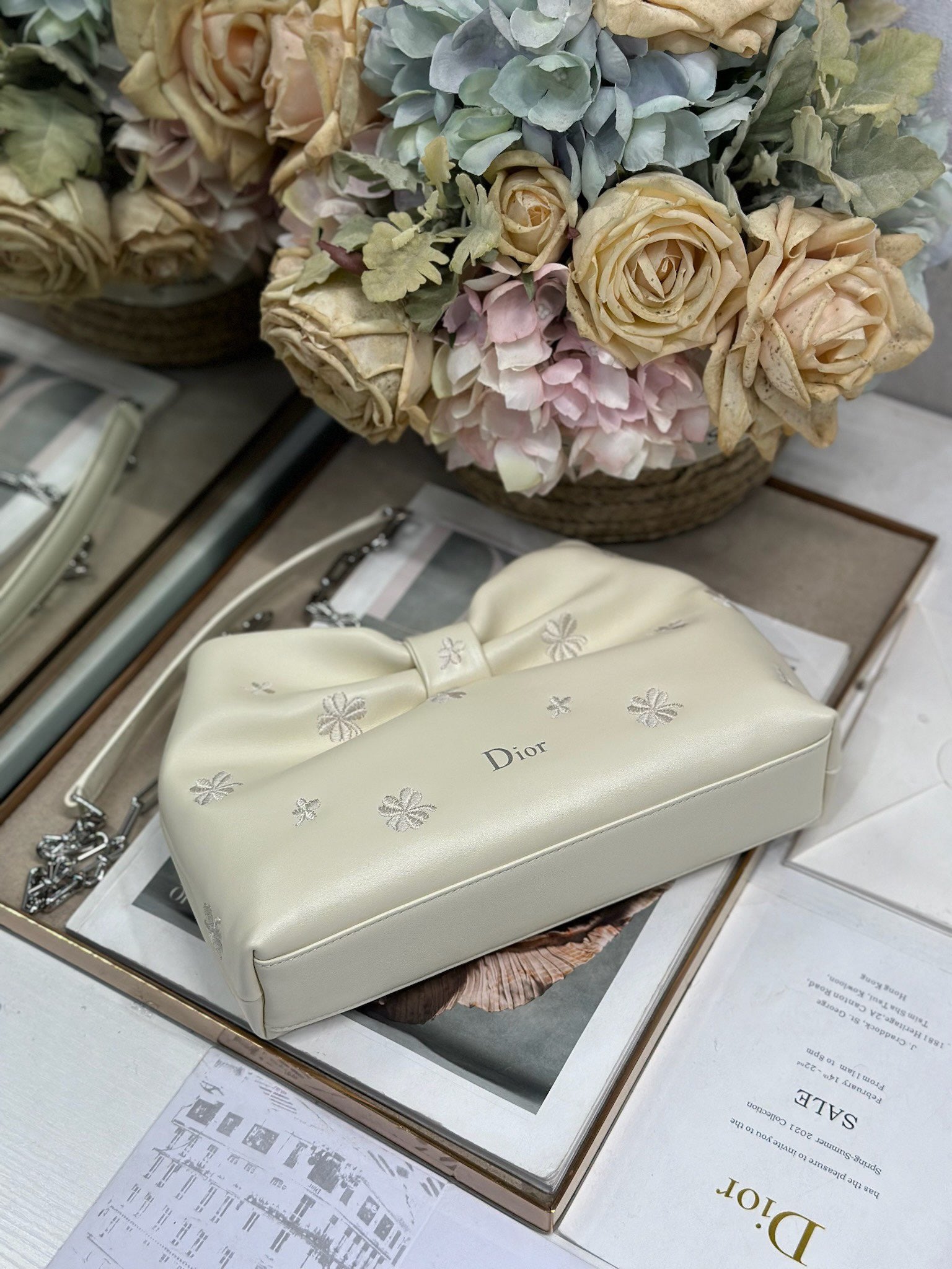 2026 Spring/Summer New Handbag Design: Embroidered with Light Gold Chain