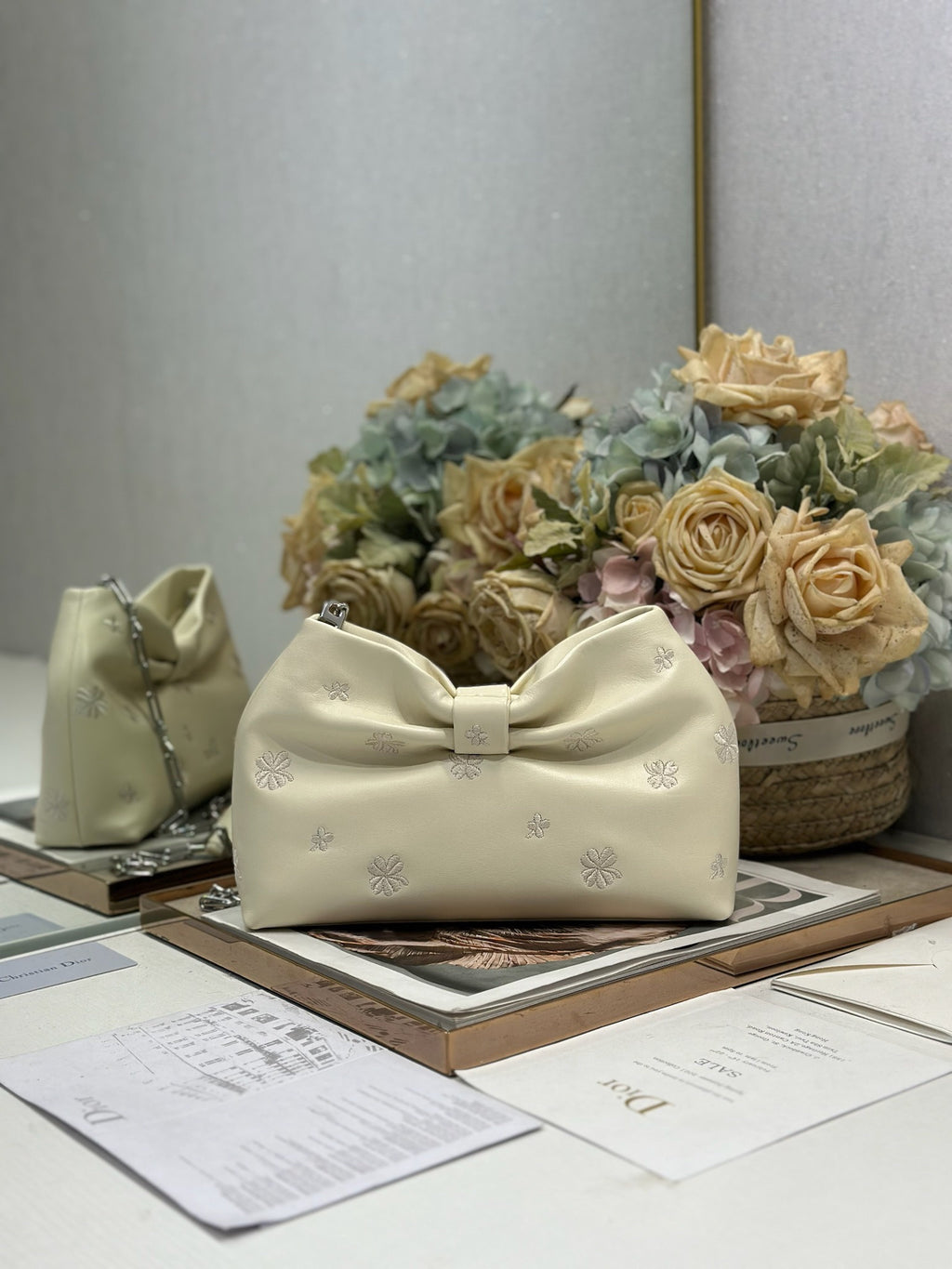 2026 Spring/Summer New Handbag Design: Embroidered with Light Gold Chain