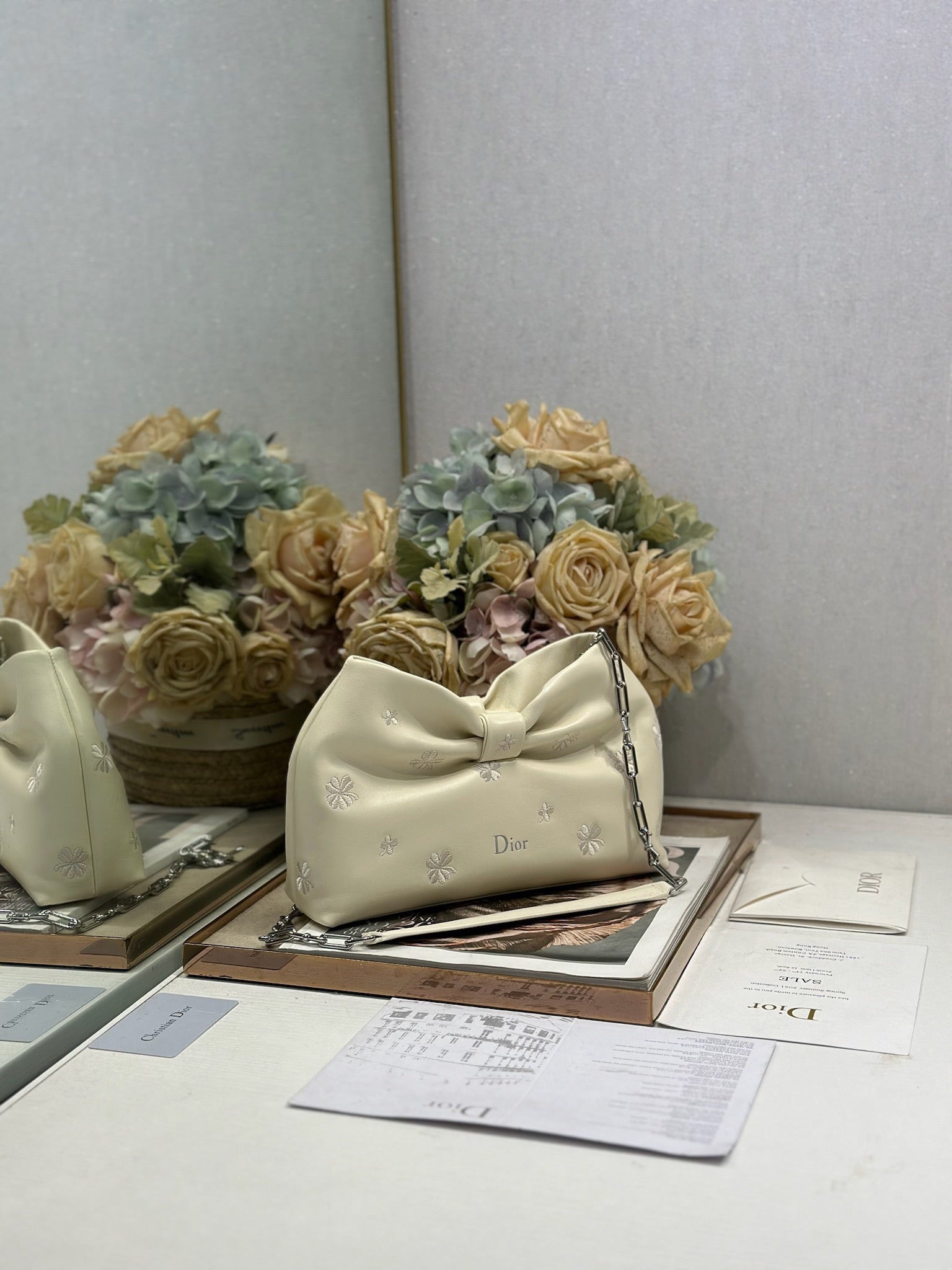 2026 Spring/Summer New Handbag Design: Embroidered with Light Gold Chain