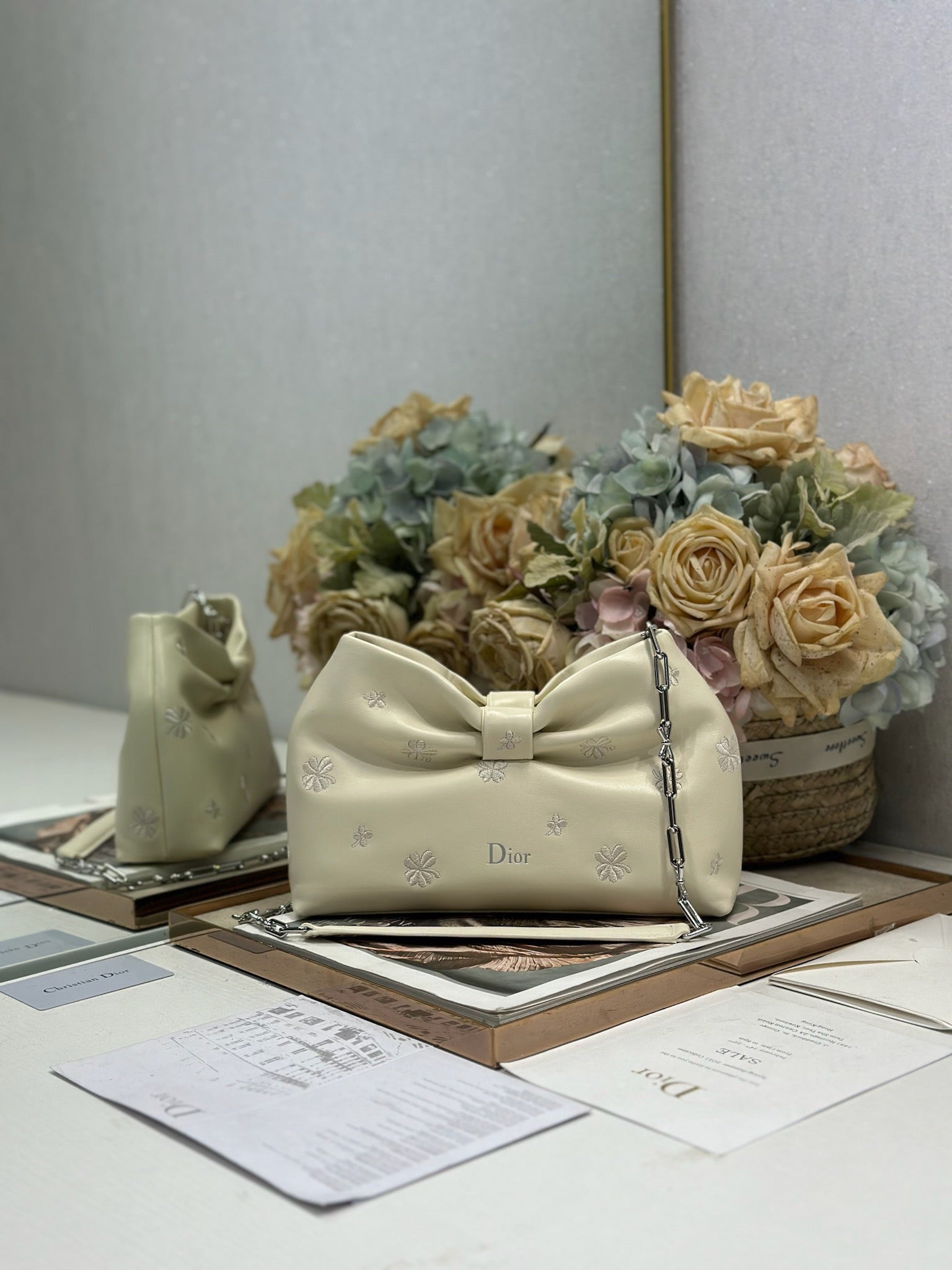 2026 Spring/Summer New Handbag Design: Embroidered with Light Gold Chain