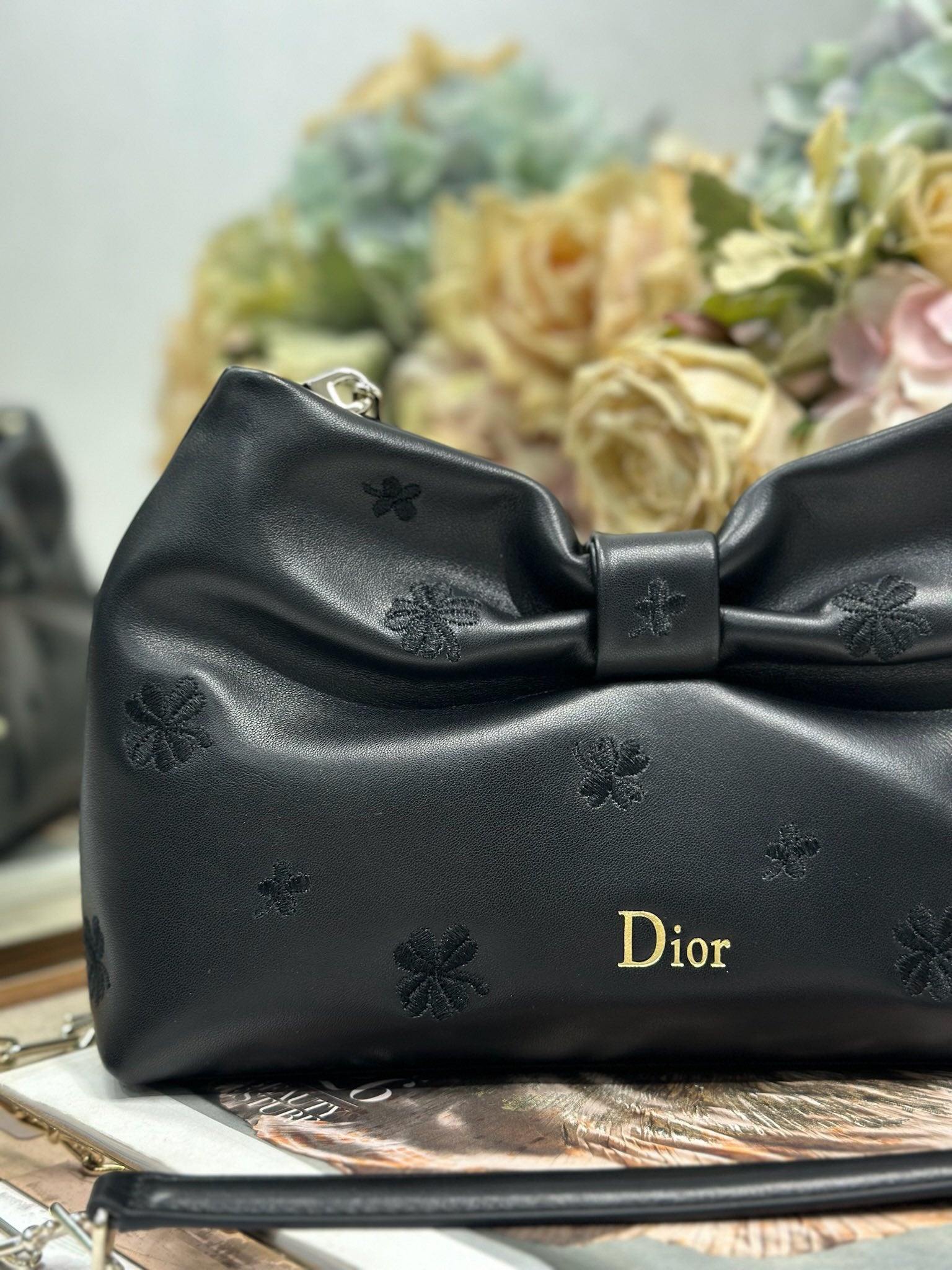 2026 Spring/Summer New Handbag Design: Embroidered with Light Gold Chain