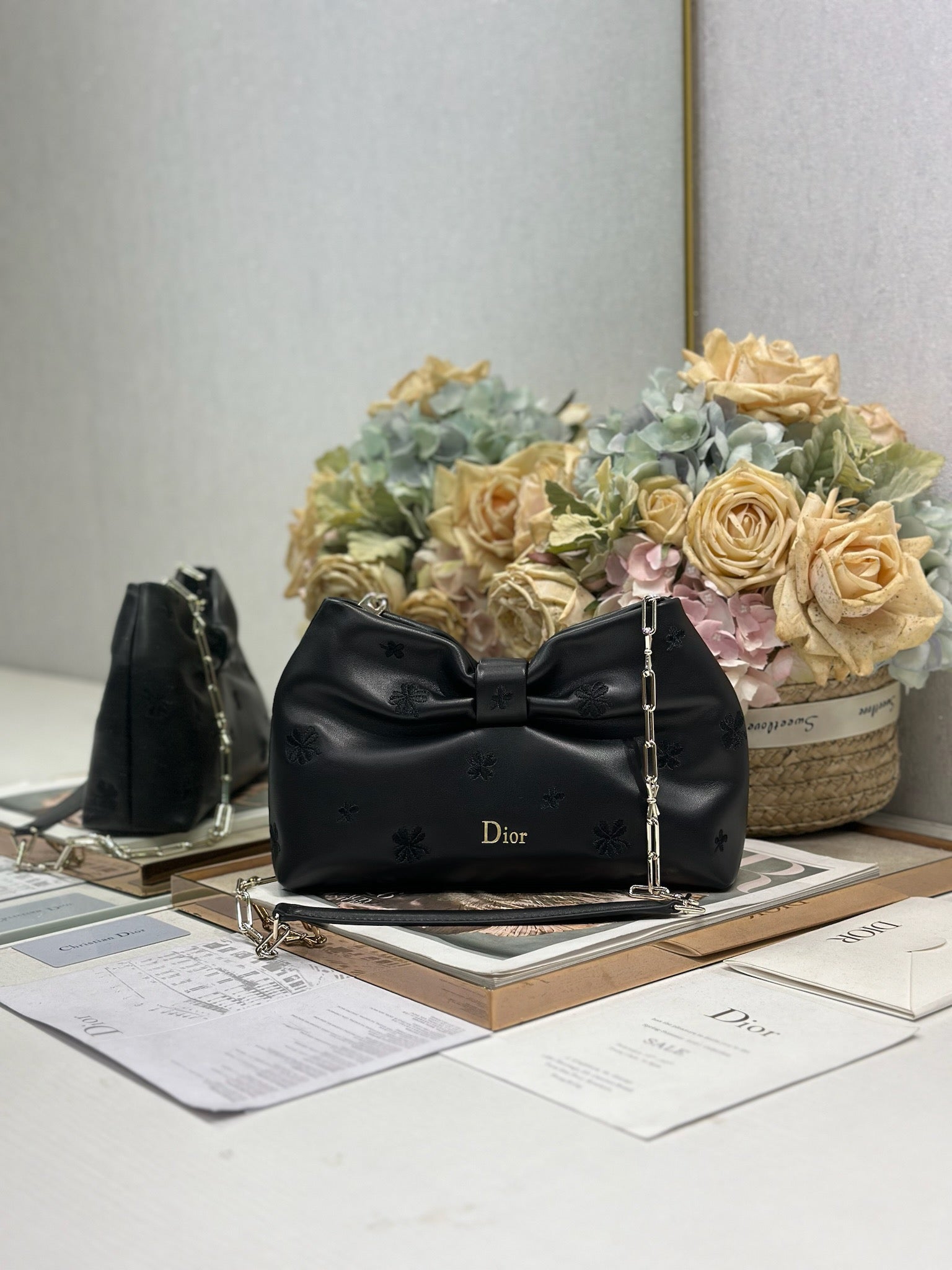 2026 Spring/Summer New Handbag Design: Embroidered with Light Gold Chain