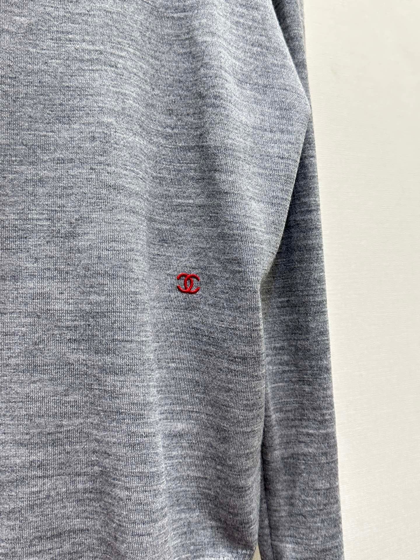 26 New 🪄 Color-Block Logo Embroidery — Crew Neck Long Sleeve