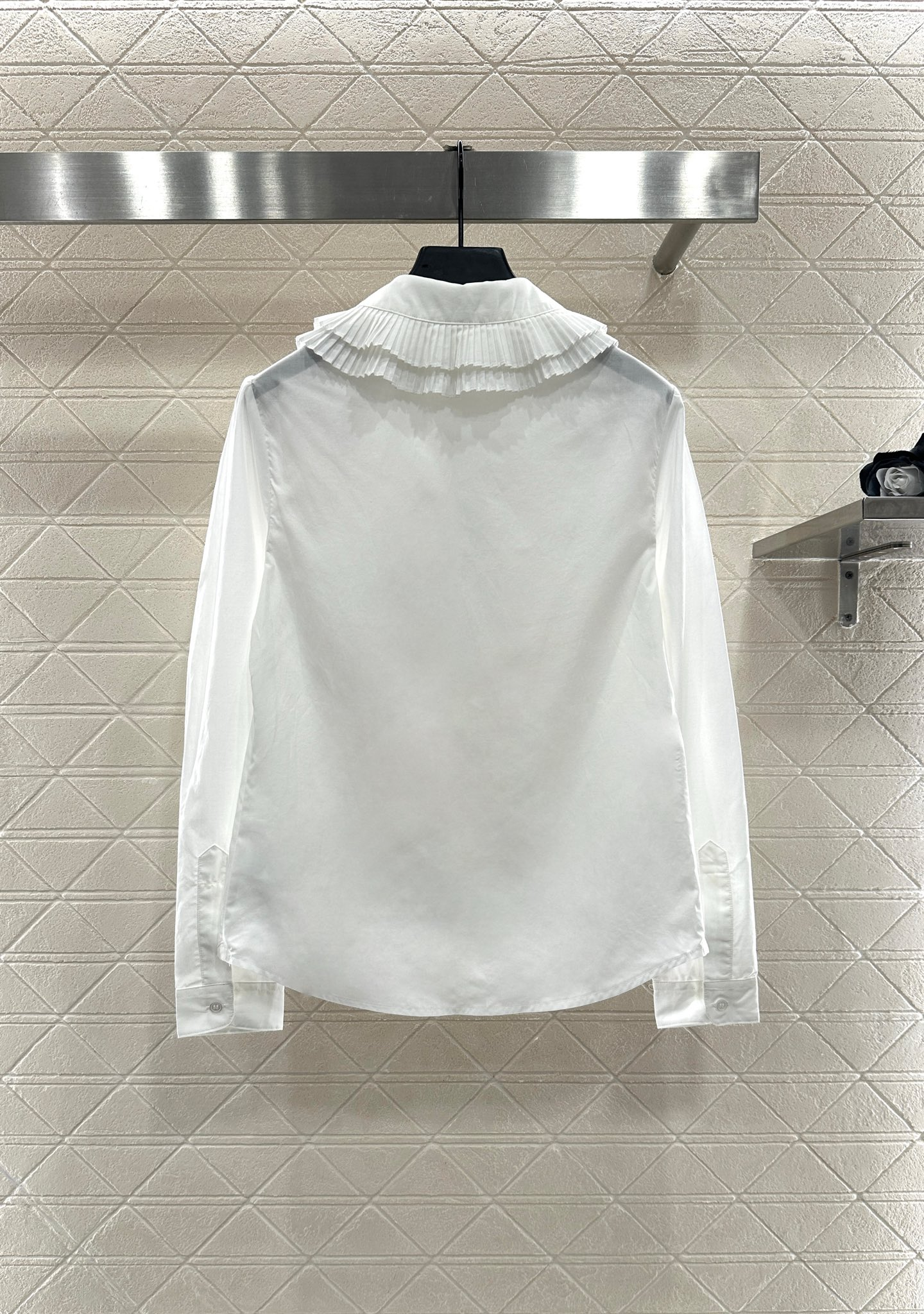 Layered pleated collar shirt