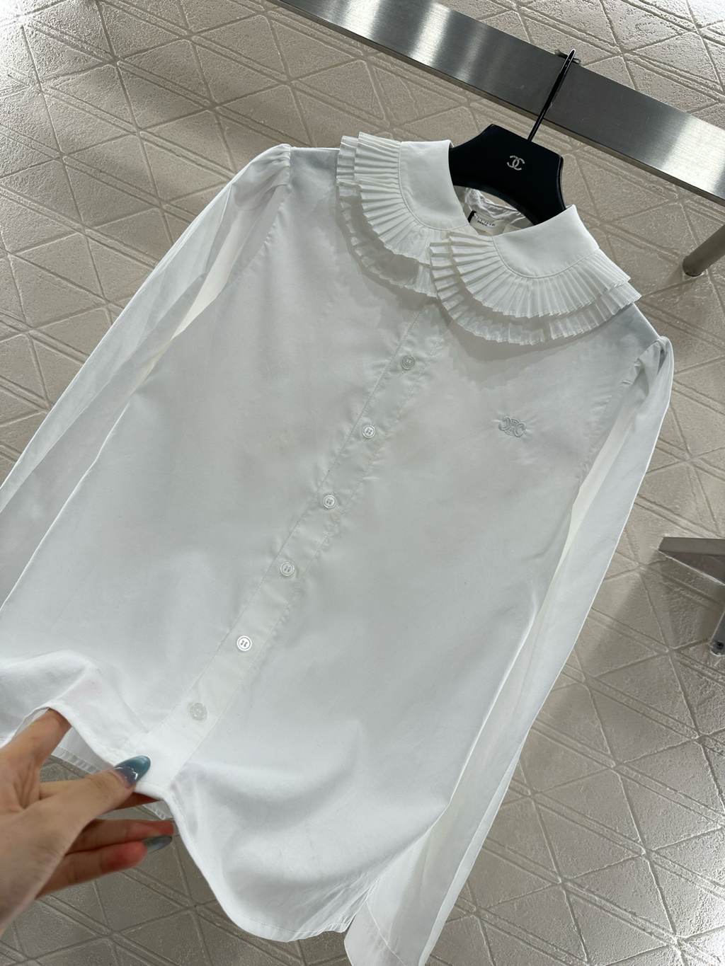 Layered pleated collar shirt