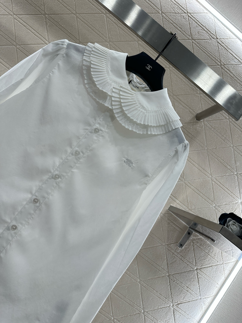 Layered pleated collar shirt