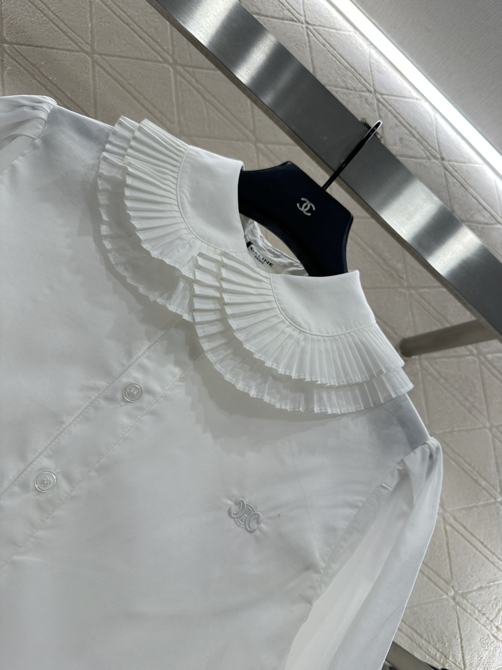 Layered pleated collar shirt