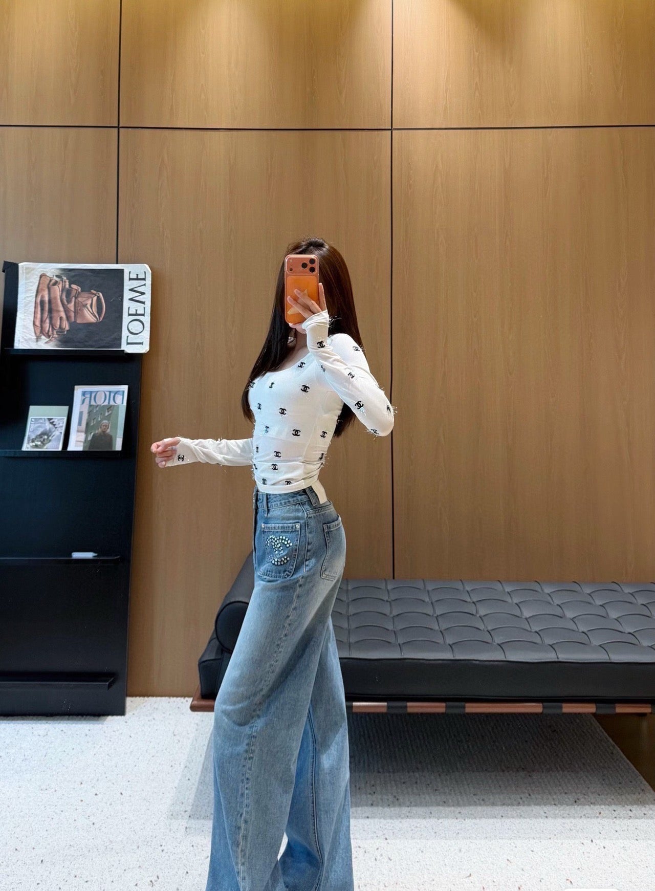 Spring 2026 New Arrival Designer High-Waisted Wide-Leg Jeans with Dual Pockets and Studded Embellishments Featuring Rhombus-Patterned Rhinestones Distressed Denim Meets the Elegance of Pearls and Crystal Accents