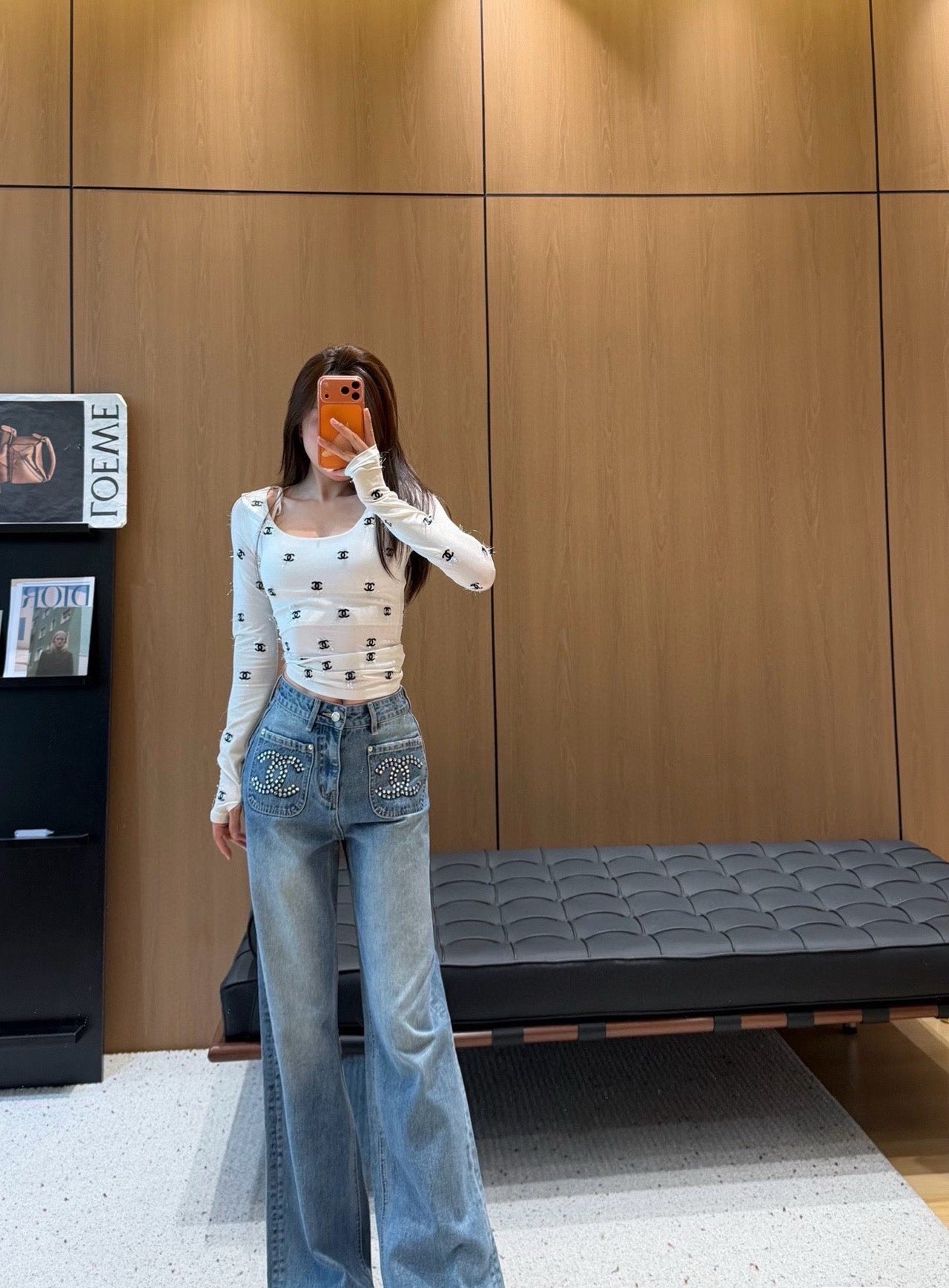 Spring 2026 New Arrival Designer High-Waisted Wide-Leg Jeans with Dual Pockets and Studded Embellishments Featuring Rhombus-Patterned Rhinestones Distressed Denim Meets the Elegance of Pearls and Crystal Accents
