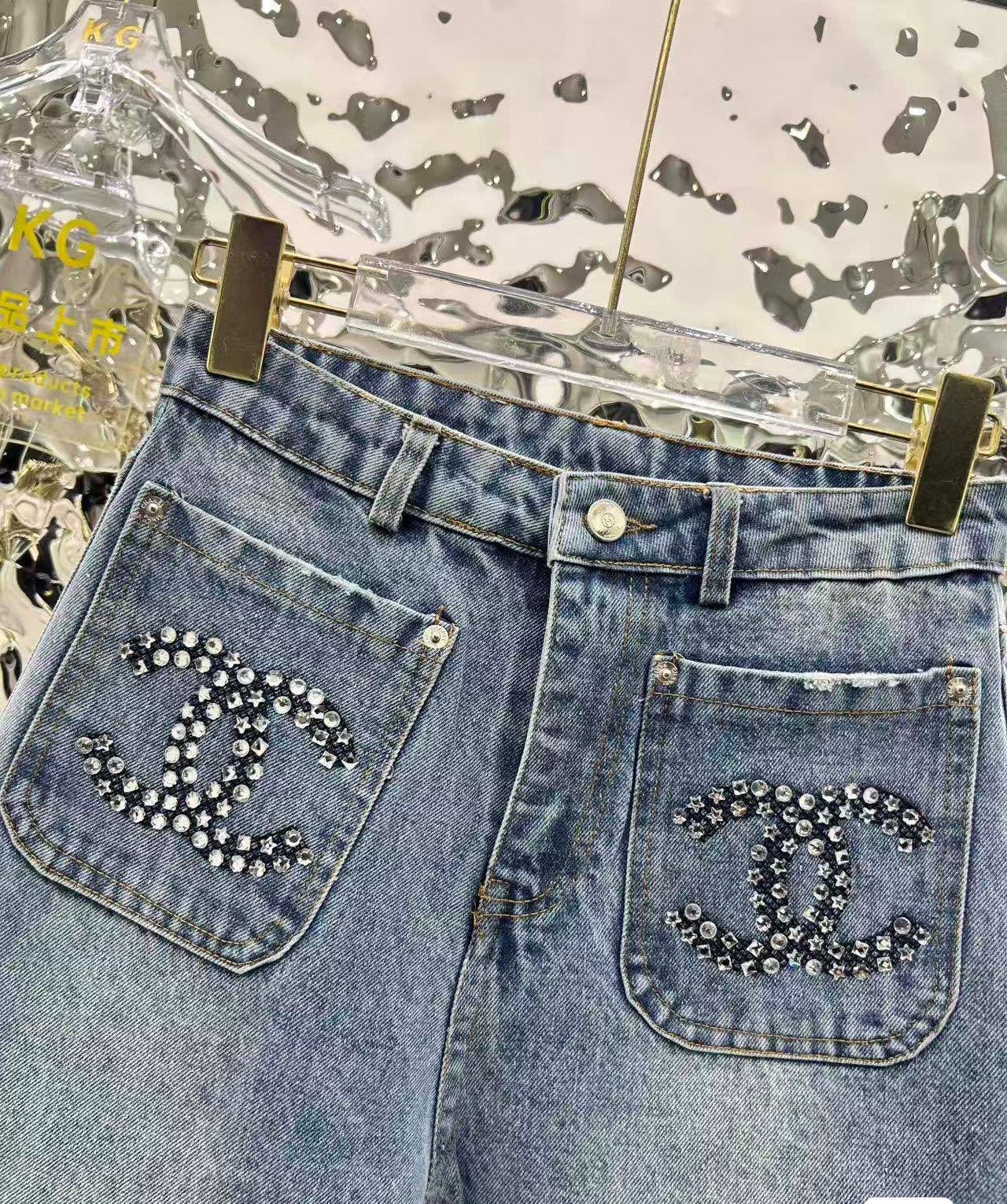 Spring 2026 New Arrival Designer High-Waisted Wide-Leg Jeans with Dual Pockets and Studded Embellishments Featuring Rhombus-Patterned Rhinestones Distressed Denim Meets the Elegance of Pearls and Crystal Accents