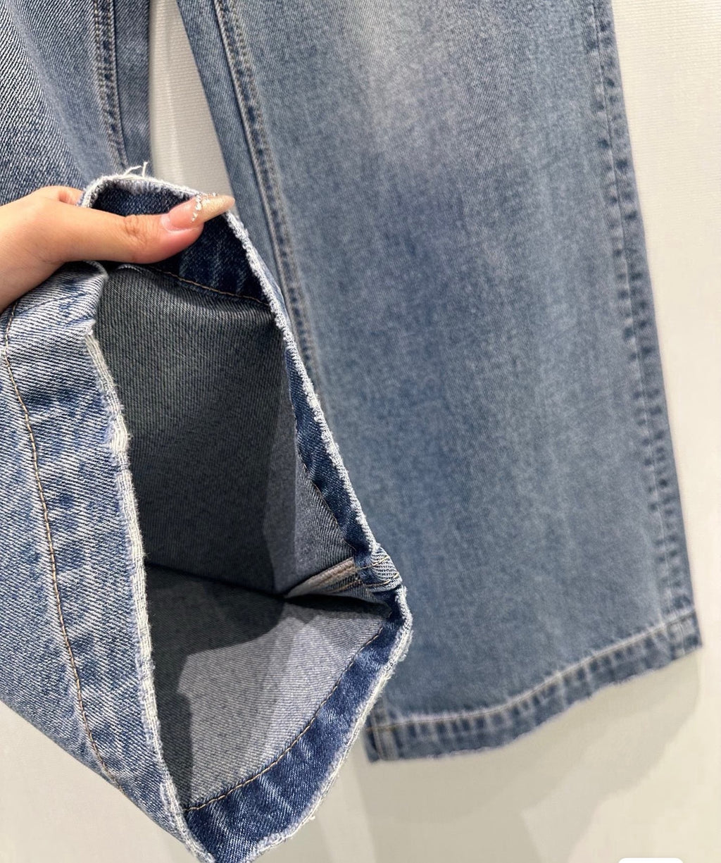 Spring 2026 New Arrival Designer High-Waisted Wide-Leg Jeans with Dual Pockets and Studded Embellishments Featuring Rhombus-Patterned Rhinestones Distressed Denim Meets the Elegance of Pearls and Crystal Accents