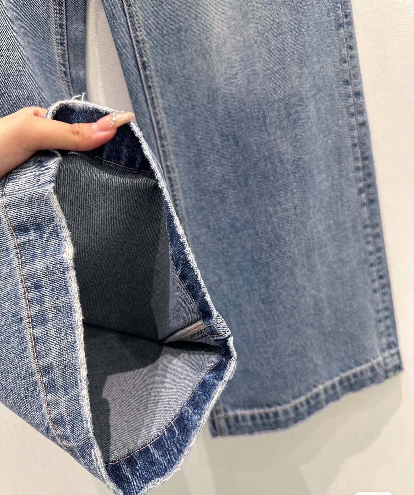 Spring 2026 New Arrival Designer High-Waisted Wide-Leg Jeans with Dual Pockets and Studded Embellishments Featuring Rhombus-Patterned Rhinestones Distressed Denim Meets the Elegance of Pearls and Crystal Accents