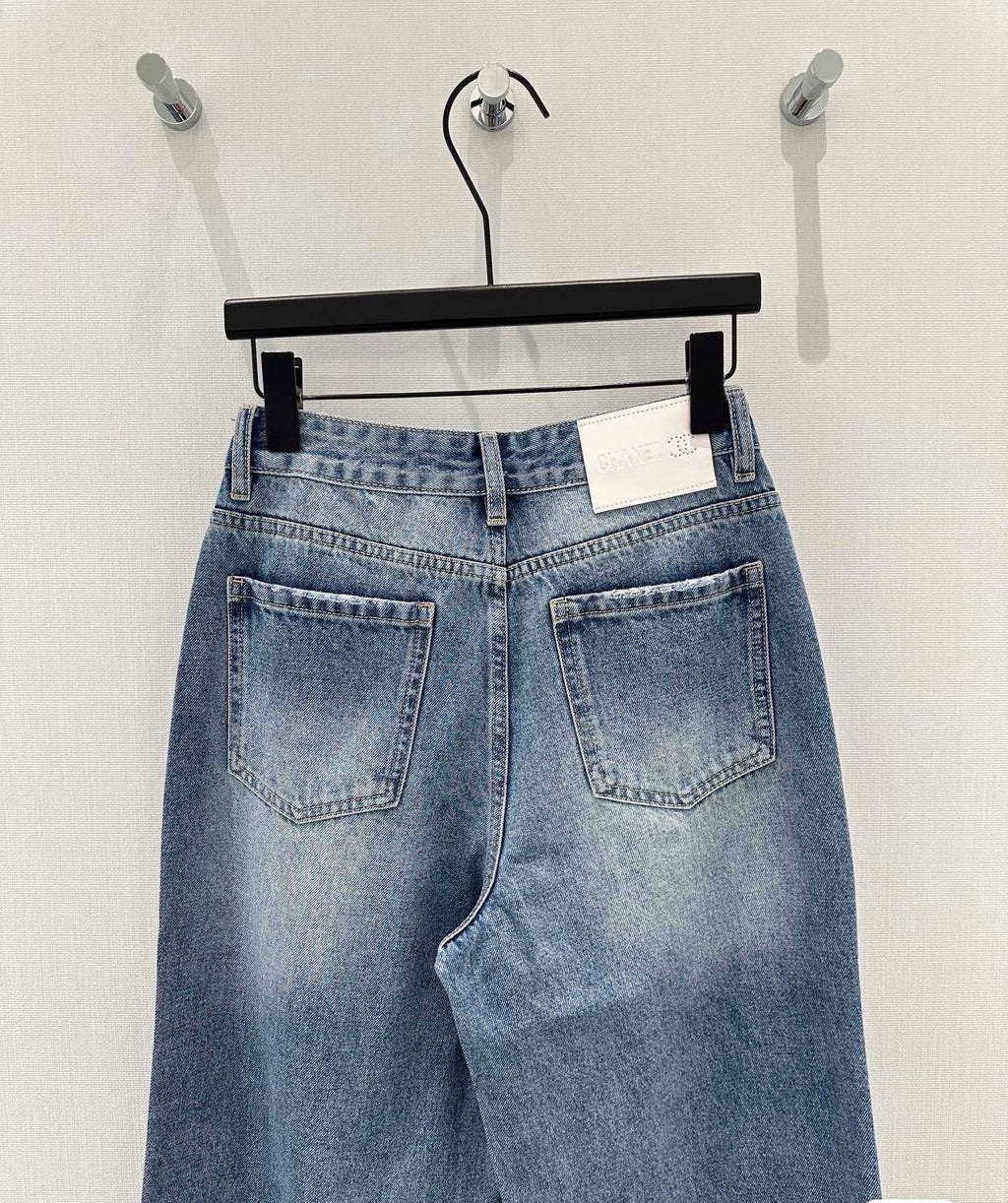 Spring 2026 New Arrival Designer High-Waisted Wide-Leg Jeans with Dual Pockets and Studded Embellishments Featuring Rhombus-Patterned Rhinestones Distressed Denim Meets the Elegance of Pearls and Crystal Accents