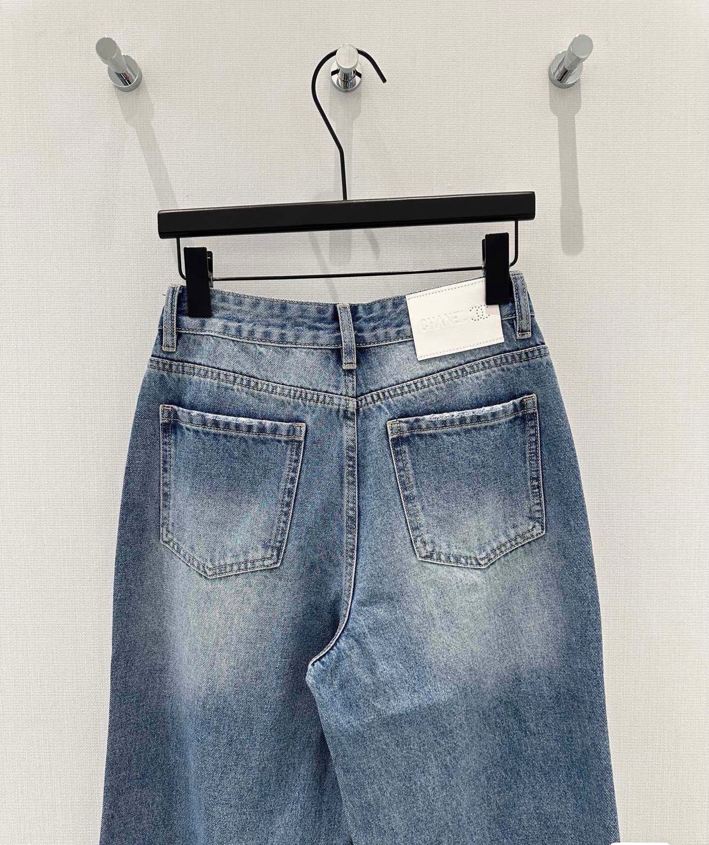Spring 2026 New Arrival Designer High-Waisted Wide-Leg Jeans with Dual Pockets and Studded Embellishments Featuring Rhombus-Patterned Rhinestones Distressed Denim Meets the Elegance of Pearls and Crystal Accents