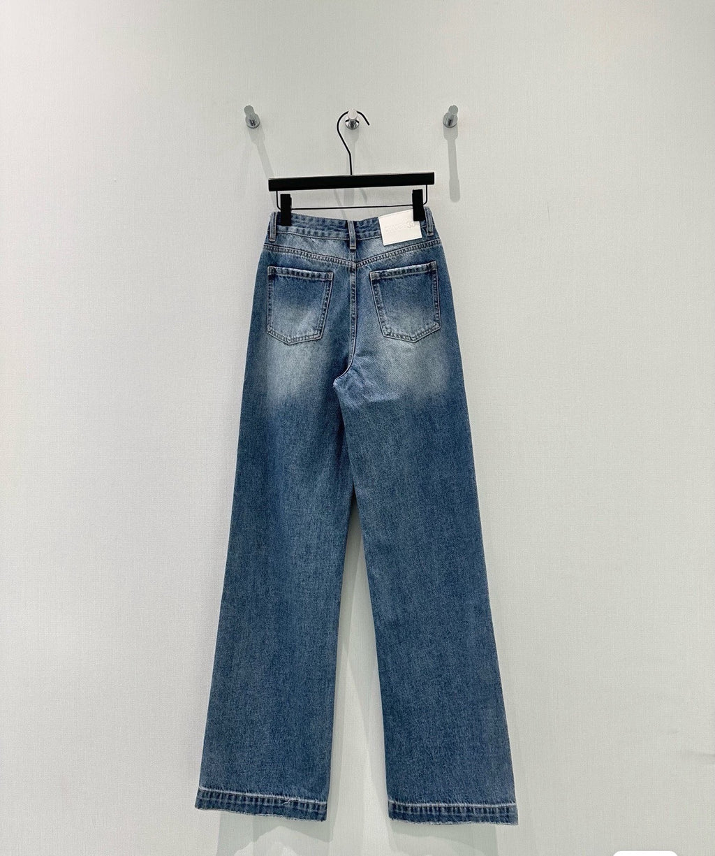 Spring 2026 New Arrival Designer High-Waisted Wide-Leg Jeans with Dual Pockets and Studded Embellishments Featuring Rhombus-Patterned Rhinestones Distressed Denim Meets the Elegance of Pearls and Crystal Accents