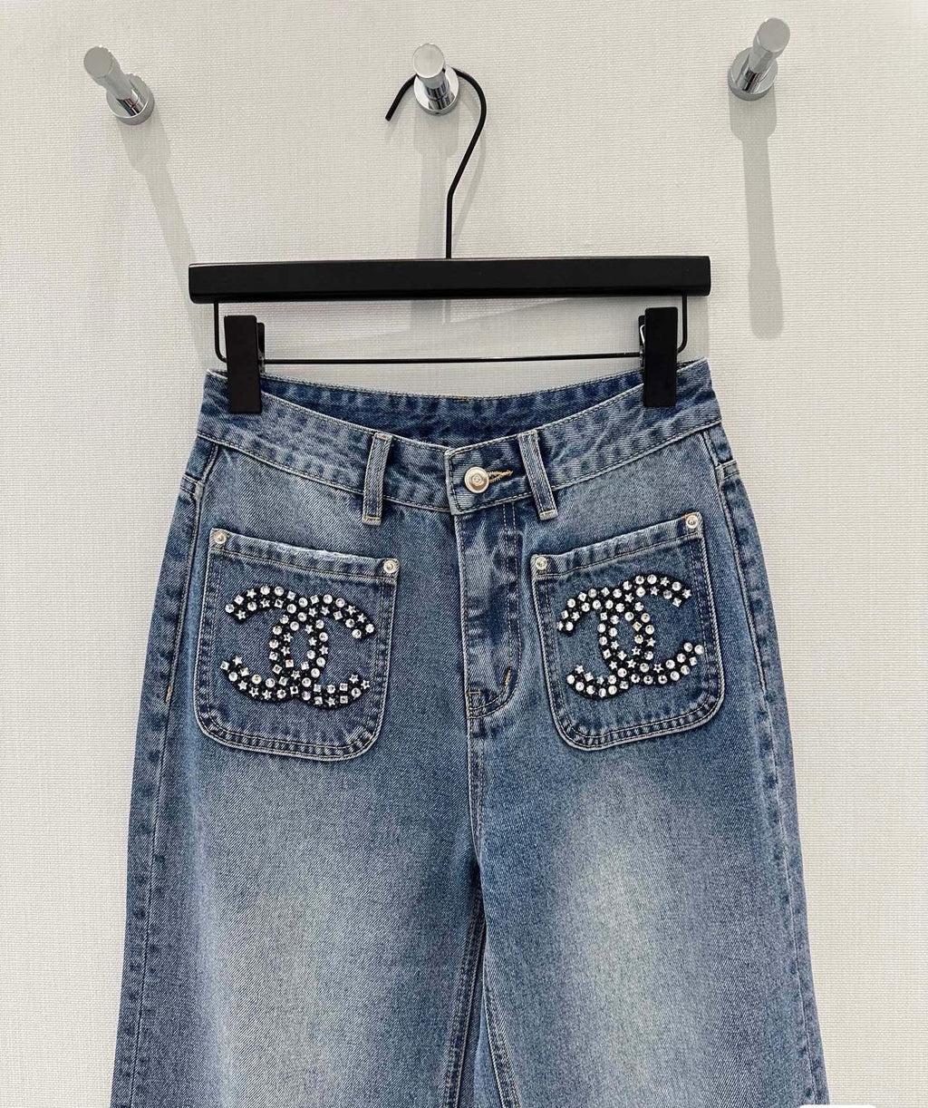 Spring 2026 New Arrival Designer High-Waisted Wide-Leg Jeans with Dual Pockets and Studded Embellishments Featuring Rhombus-Patterned Rhinestones Distressed Denim Meets the Elegance of Pearls and Crystal Accents