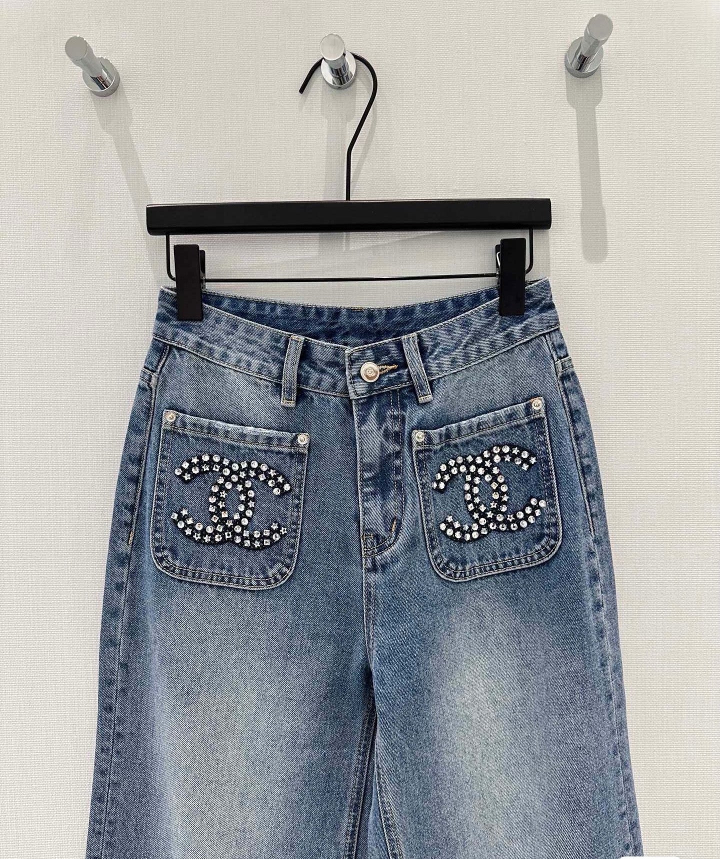 Spring 2026 New Arrival Designer High-Waisted Wide-Leg Jeans with Dual Pockets and Studded Embellishments Featuring Rhombus-Patterned Rhinestones Distressed Denim Meets the Elegance of Pearls and Crystal Accents